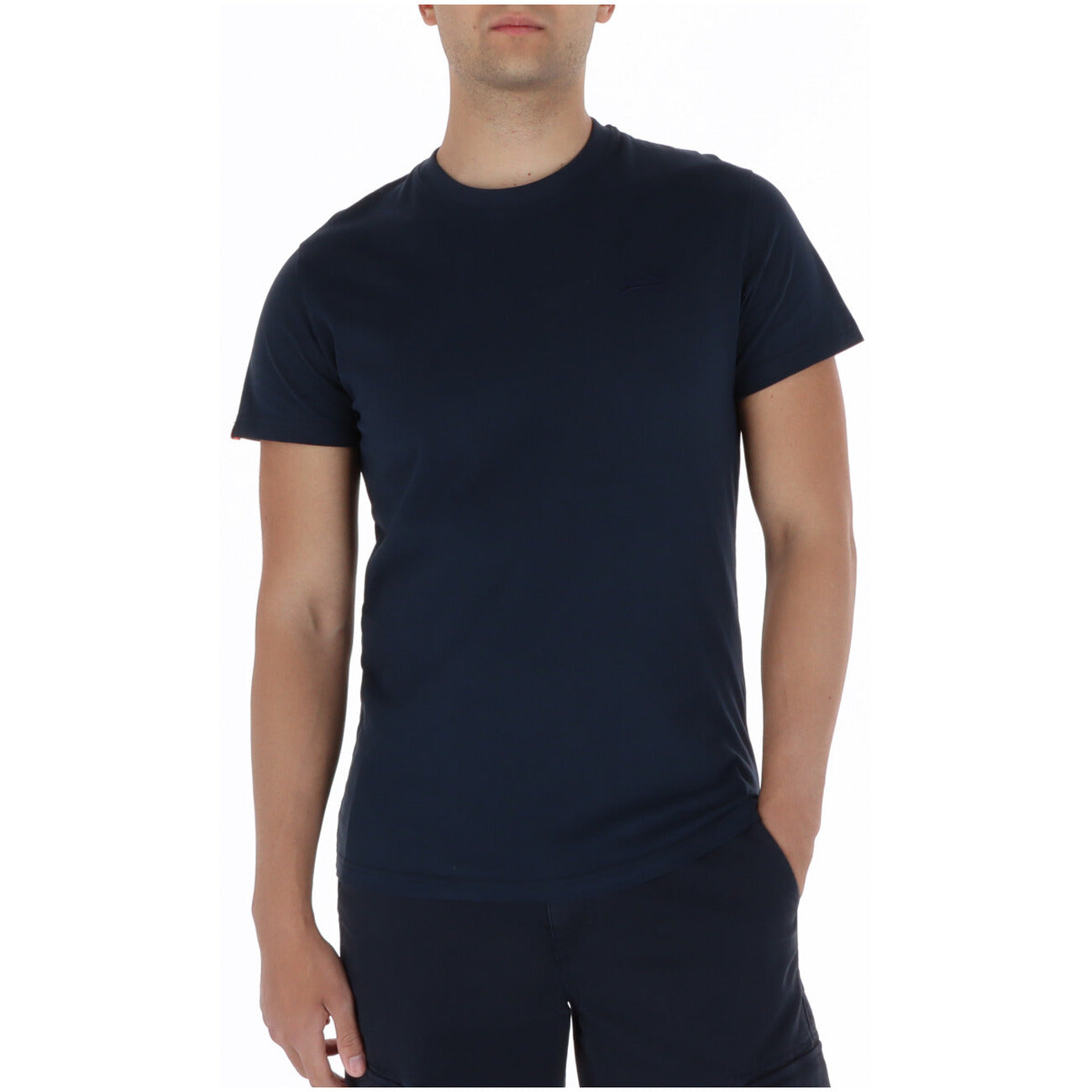 T-shirt Superdry Essential; Slim Fit. Girocollo a costine, logo ricamato, taglio aderente. Maglia uomo in cotone, versatile e traspirante per la PE26. Colore blu vista frontale 
