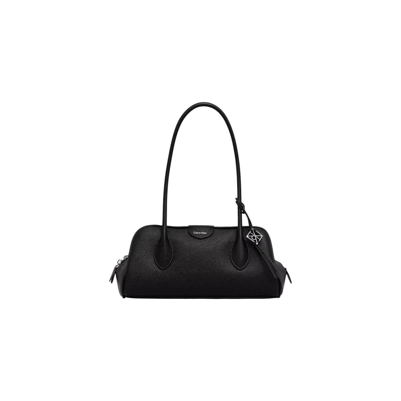 Borsa a Spalla Donna Calvin Klein Emblem Trio; Nero. 100% Poliuretano effetto martellato, chiusura superiore con zip, doppi manici e charm logo lucido. Silhouette compatta e allungata (30x15 cm), stile minimal contemporaneo. Frontale 