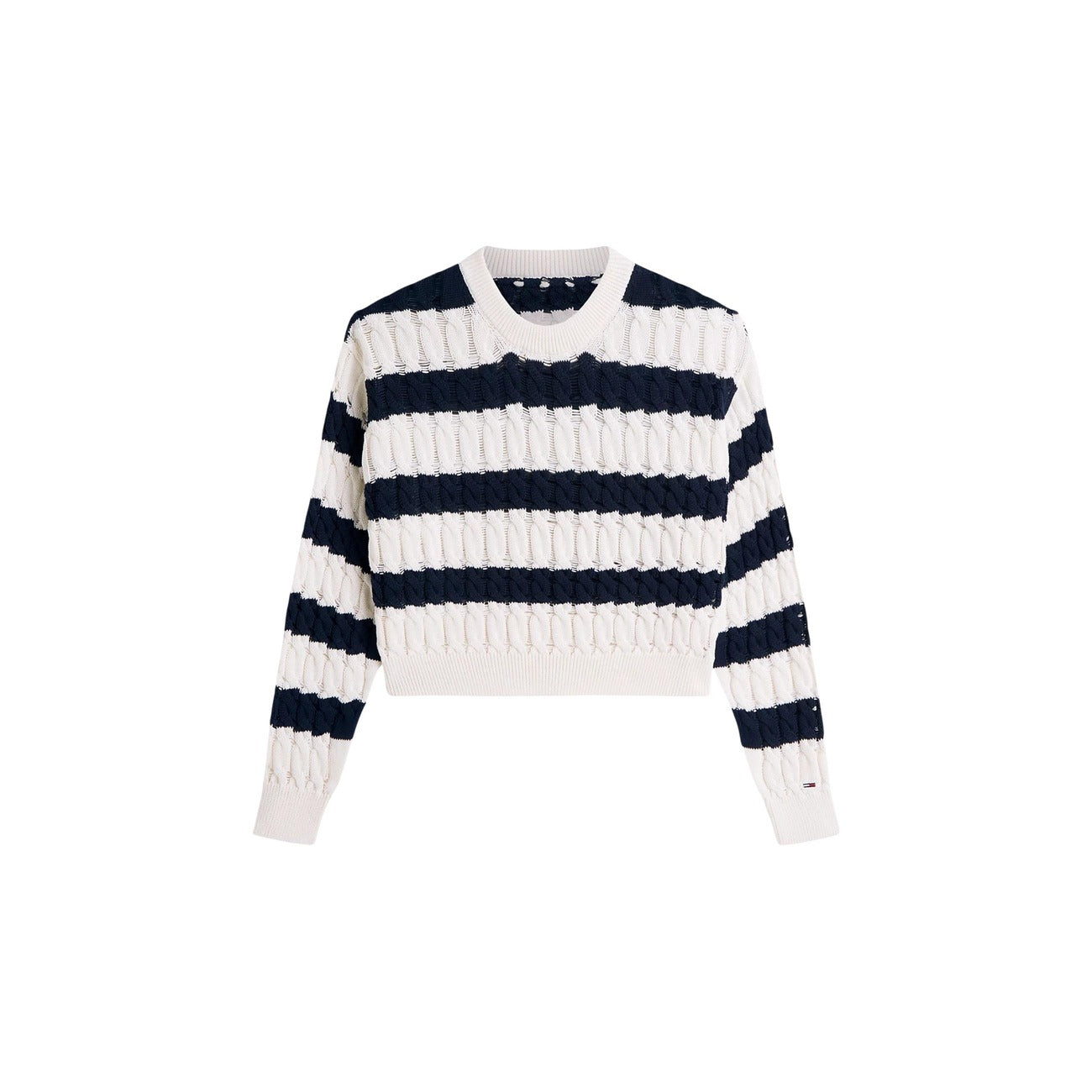 Maglione Tommy Jeans donna blu scuro DW0DW22926. Pullover in maglia intrecciata a trecce in cotone biologico, vestibilità ampia con girocollo e logo bandiera sulla manica, abbigliamento donna autunno inverno.