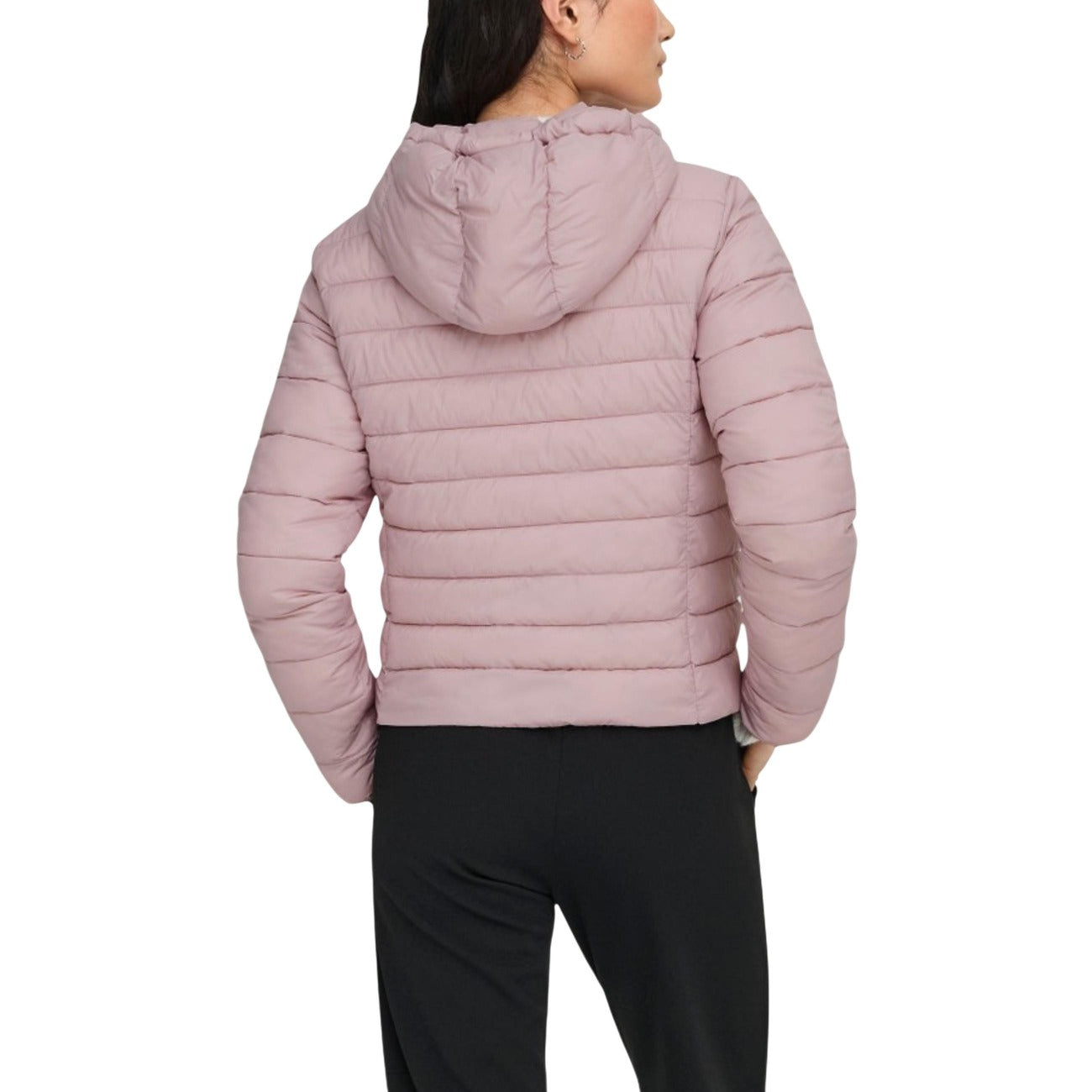 Only Giubbotto rosa Quilted ONLTAHIA; piumino 100% nylon con cappuccio, design trapuntato a righe orizzontali e vestibilità leggera. Capo indispensabile per l'autunno e l'inverno. Vista posteriore 