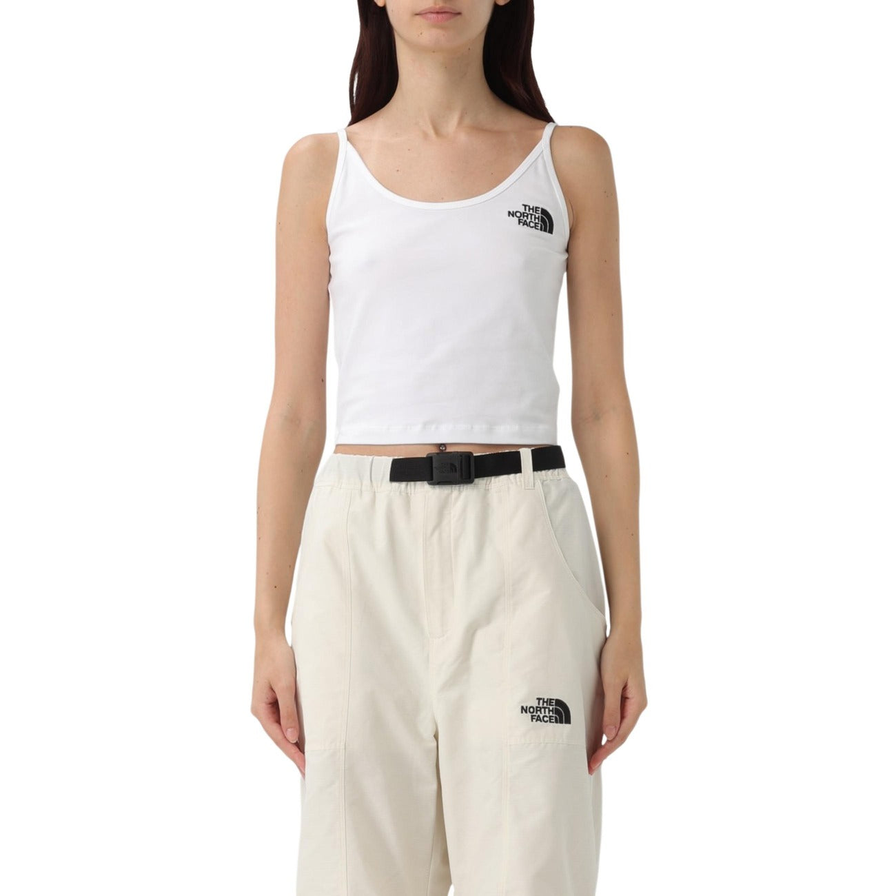 Canotta The North Face donna bianca smanicata scollo tondo 57% cotone 38% poliestere 5% elastan - vista frontale indossata da modello mezzo busto 