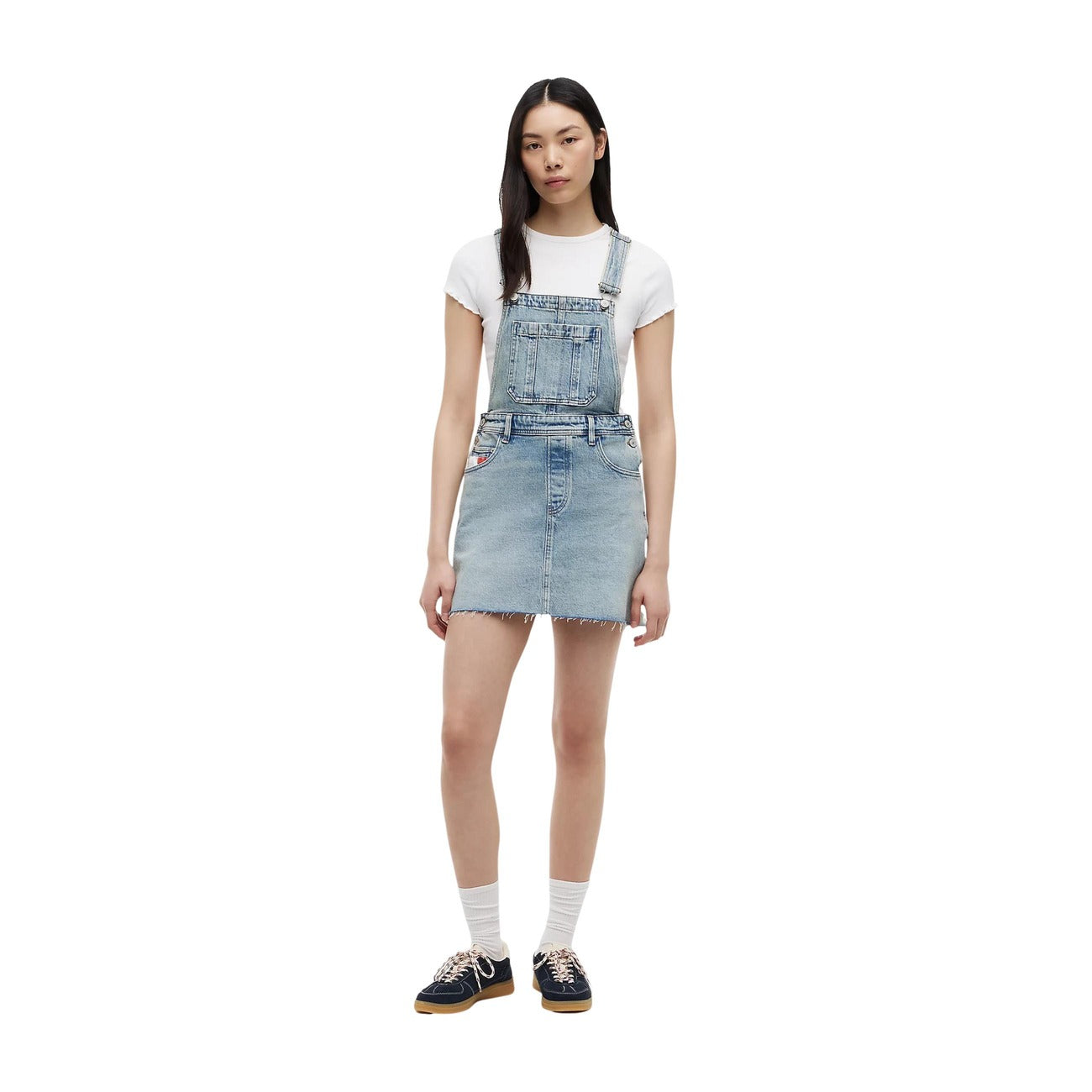 Abito salopette jeans Tommy Jeans donna modello DW0DW228741AB. Vestito corto in denim chiaro regular fit a cinque tasche con bretelle e bottoni metallici, tasca sul petto con mini bandiera logo Tommy, stile casual e streetwear in cotone biologico.