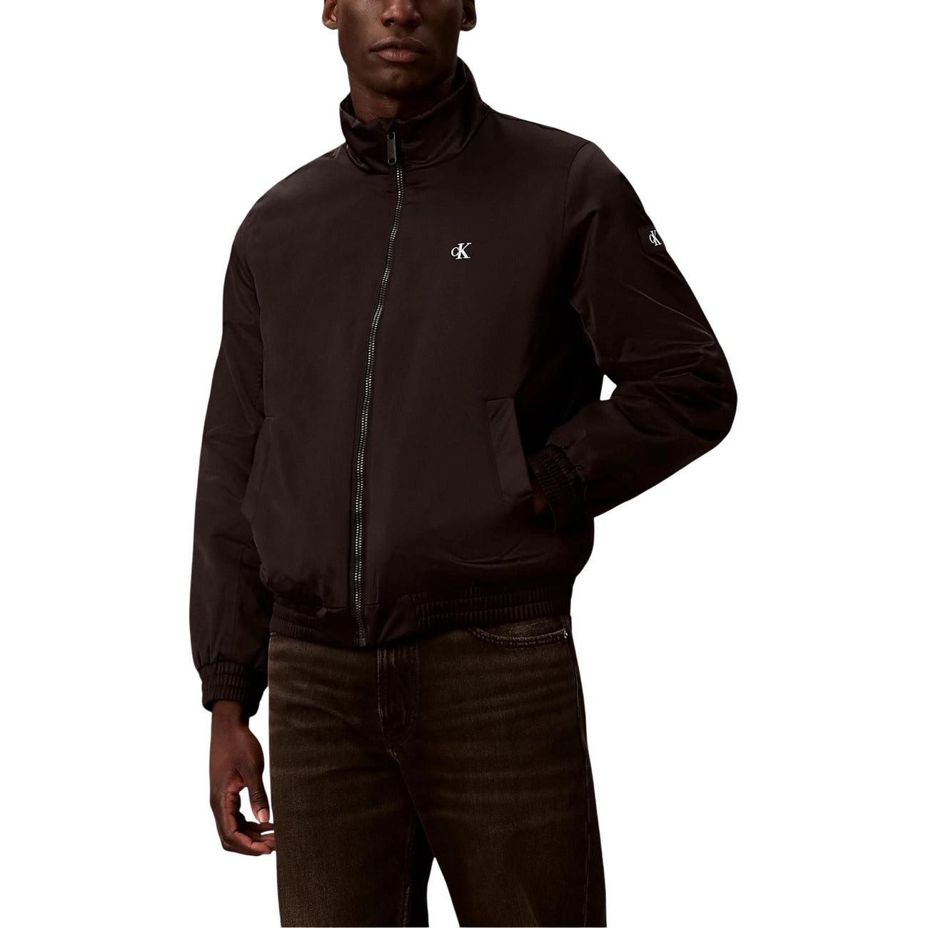Giacca Calvin Klein Jeans uomo nera con cerniera collo alto tasche 100% poliestere - vista frontale indossata da modello figura intera