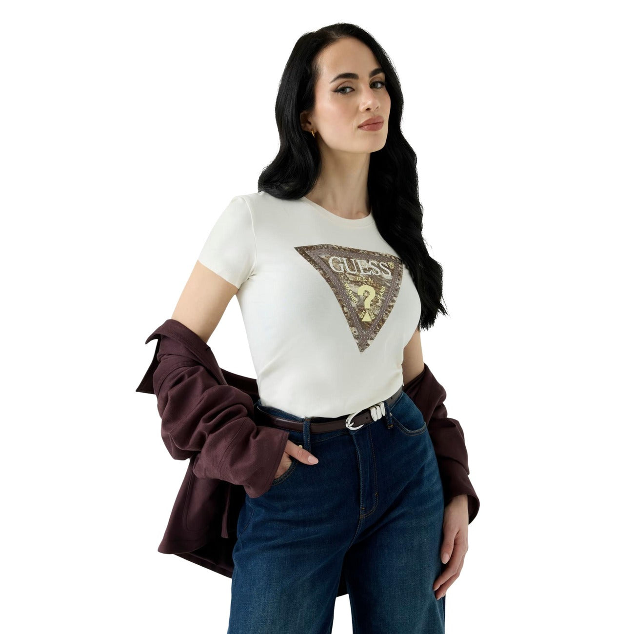T-shirt Donna bianco Guess Snake Triangle Logo; Modello a maniche corte in misto cotone elasticizzato morbido. Scollatura tonda e stampa frontale con logo a triangolo pitonato e dettagli metallici, stile casual-luxury.