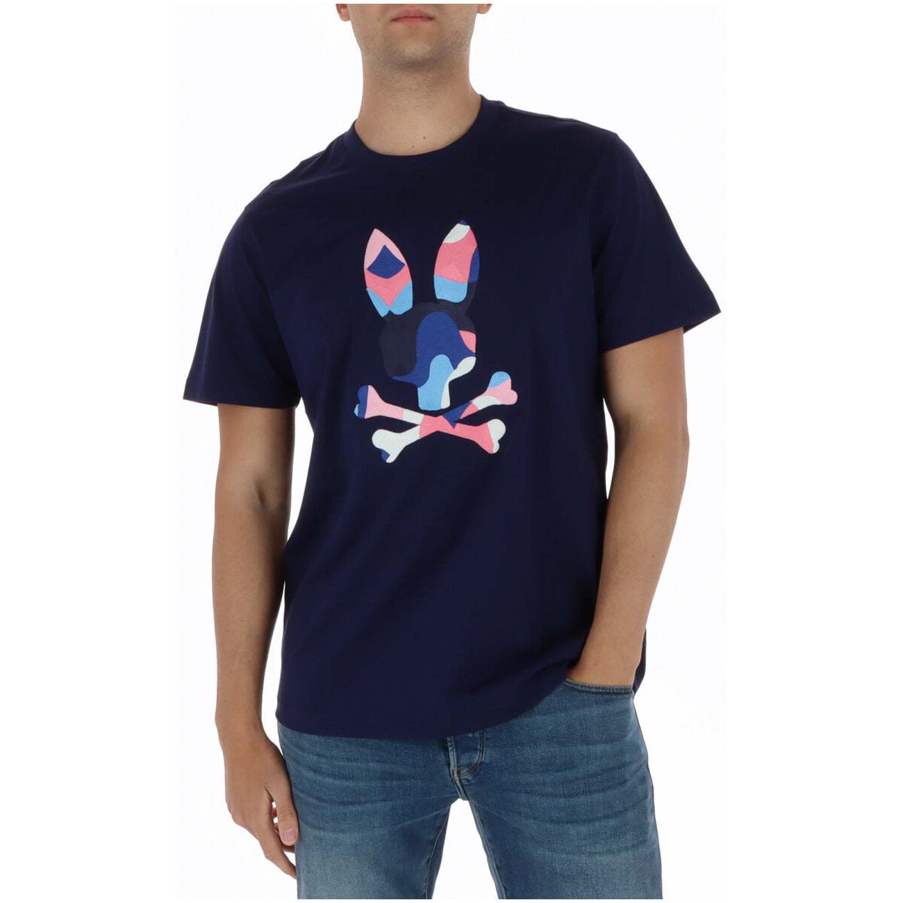 T-shirt Psycho Bunny Ara Graphic; 100% Cotone Pima. Ricamo a punto catenella, vestibilità classica, girocollo. Prodotta con fibre premium resistenti e soffici. Lavabile a freddo. Colore blu vista frontale 