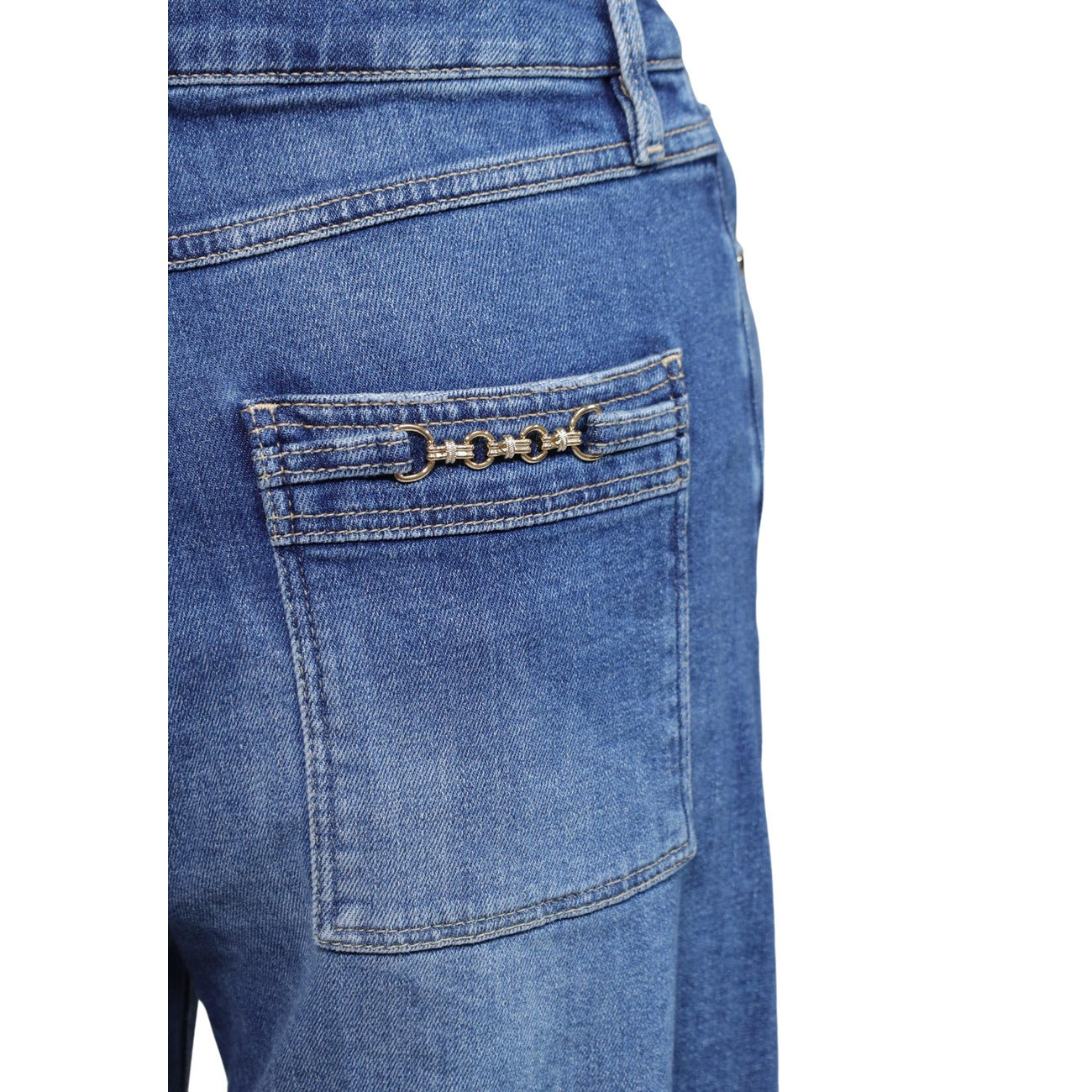 Jeans Guess Bellagio Chain Pocke blu donna W6YAJG D1355. Jeans flare a zampa e bootcut a vita alta da donna in cotone elasticizzato con catena dorata sulle tasche sul retro, pantaloni denim vintage 70s 4 stagioni.