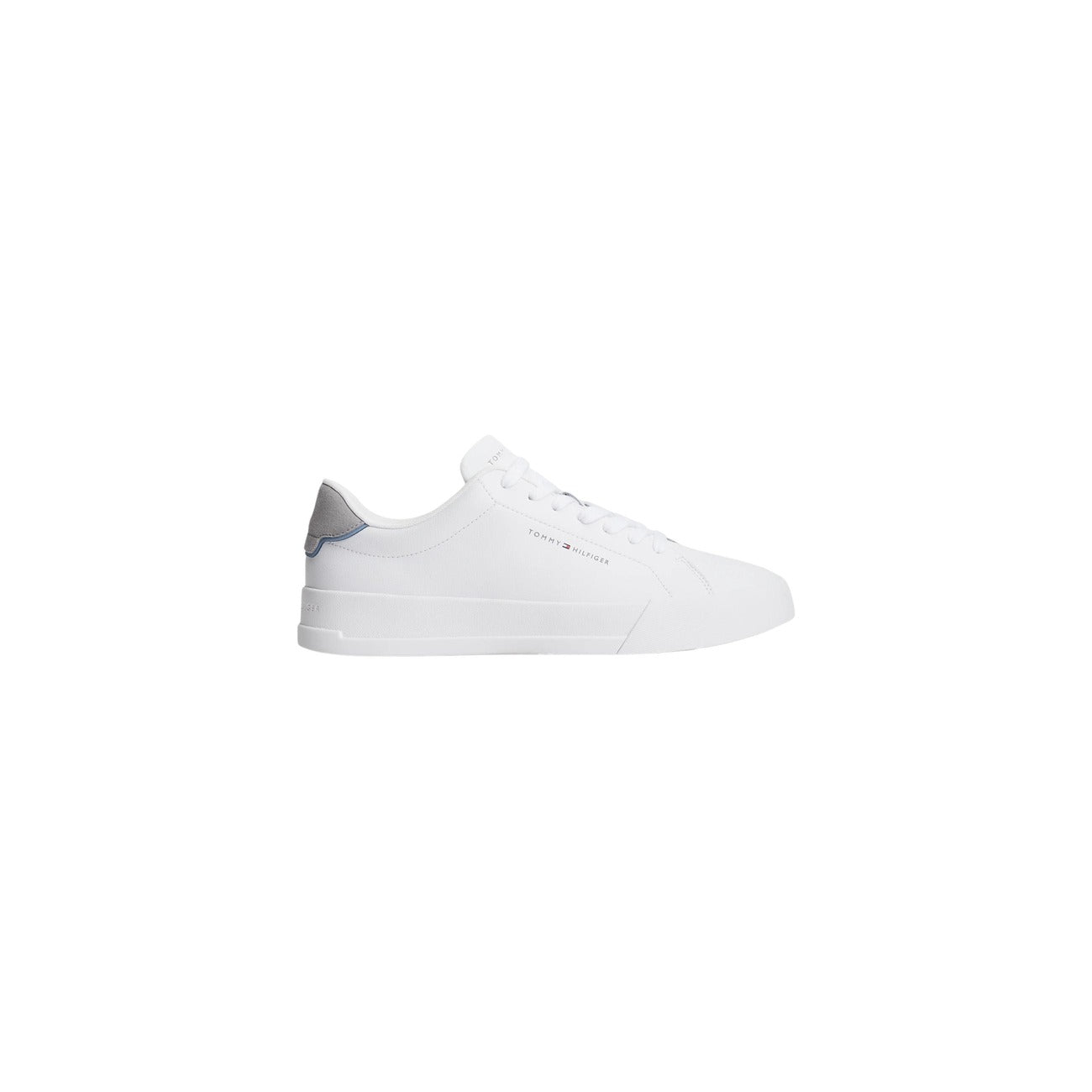 Sneakers Bianche Tommy Hilfiger; 80% Pelle. Suola 3 cm, logo laterale, design minimal. Eleganti, robuste e ideali per l'uso quotidiano