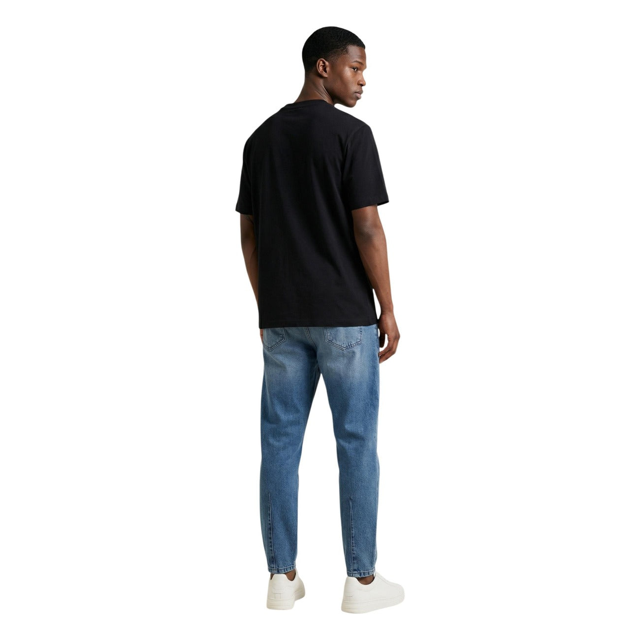 New Balance T-Shirt nera SPORT ESSENTIALS LOGO maniche corte Uomo Vista posteriore indossata da modello figura intera 