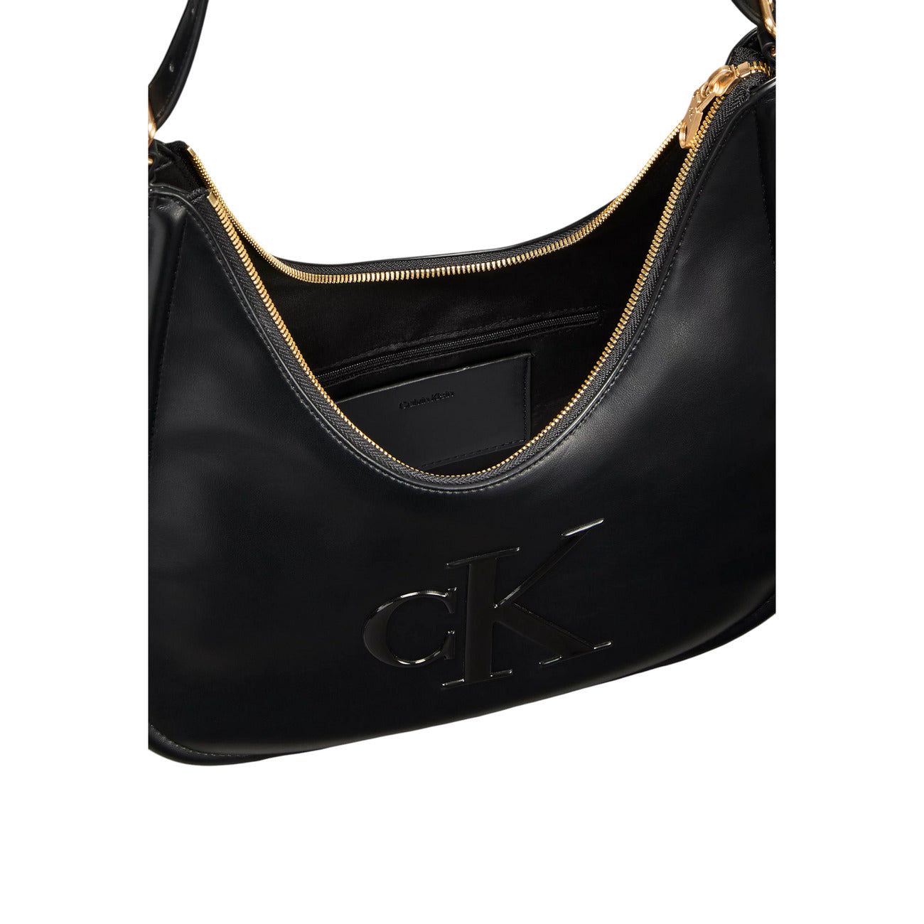 Borsa Mezzaluna Calvin Klein Bold; Nero. 100% Poliuretano morbido, stile hobo a spalla, chiusura zippata, logo CK in rilievo. Dimensioni medie (33 cm), design iconico e versatile 4 stagioni. Apertura e logo 