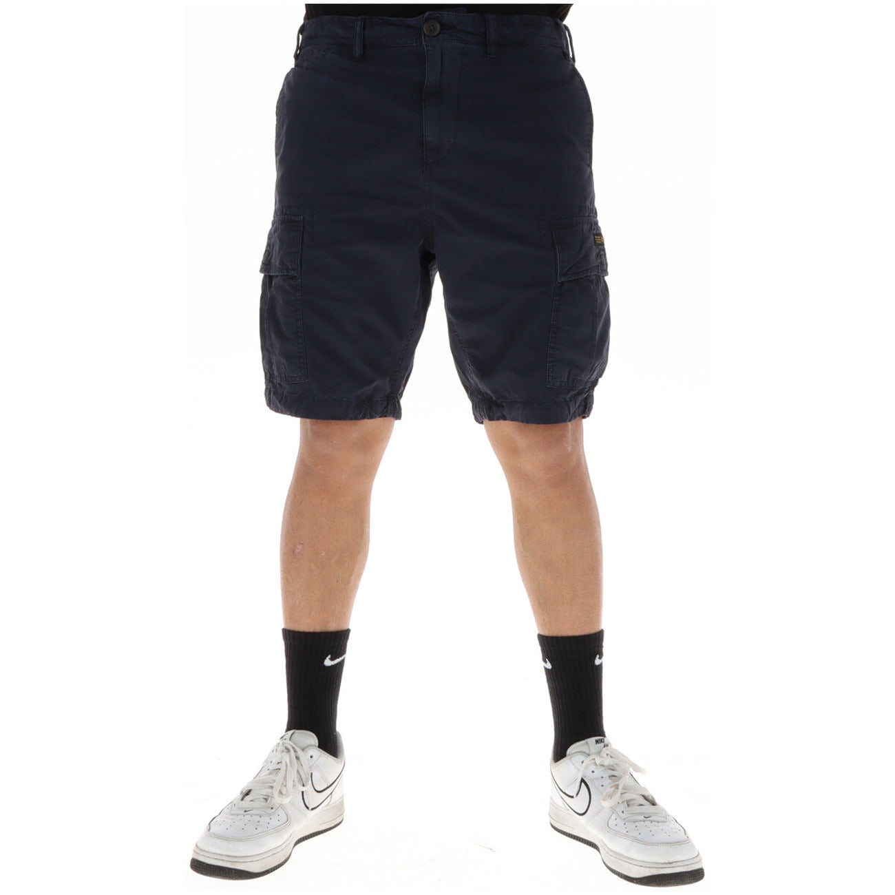 Bermuda Cargo Superdry Blu Navy; 100% Cotone Twill. Sei tasche funzionali, vestibilità dritta, patch logo. Tessuto resistente e traspirante. Ideale per il tempo libero e l'estate. Vista frontale 