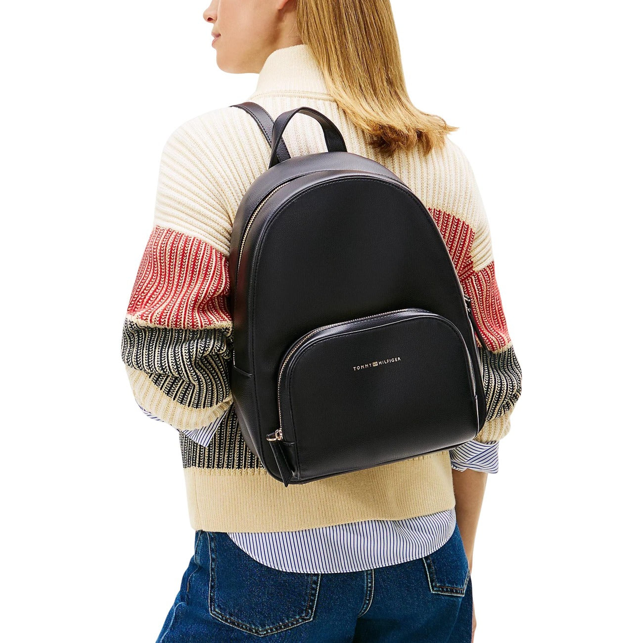 Zaino donna Tommy Hilfiger; 100% Poliuretano Nero. Dettagli dorati, tasca esterna, spallacci regolabili. Zaino compatto ed elegante, stile casual-chic 4 stagioni. Indossato 