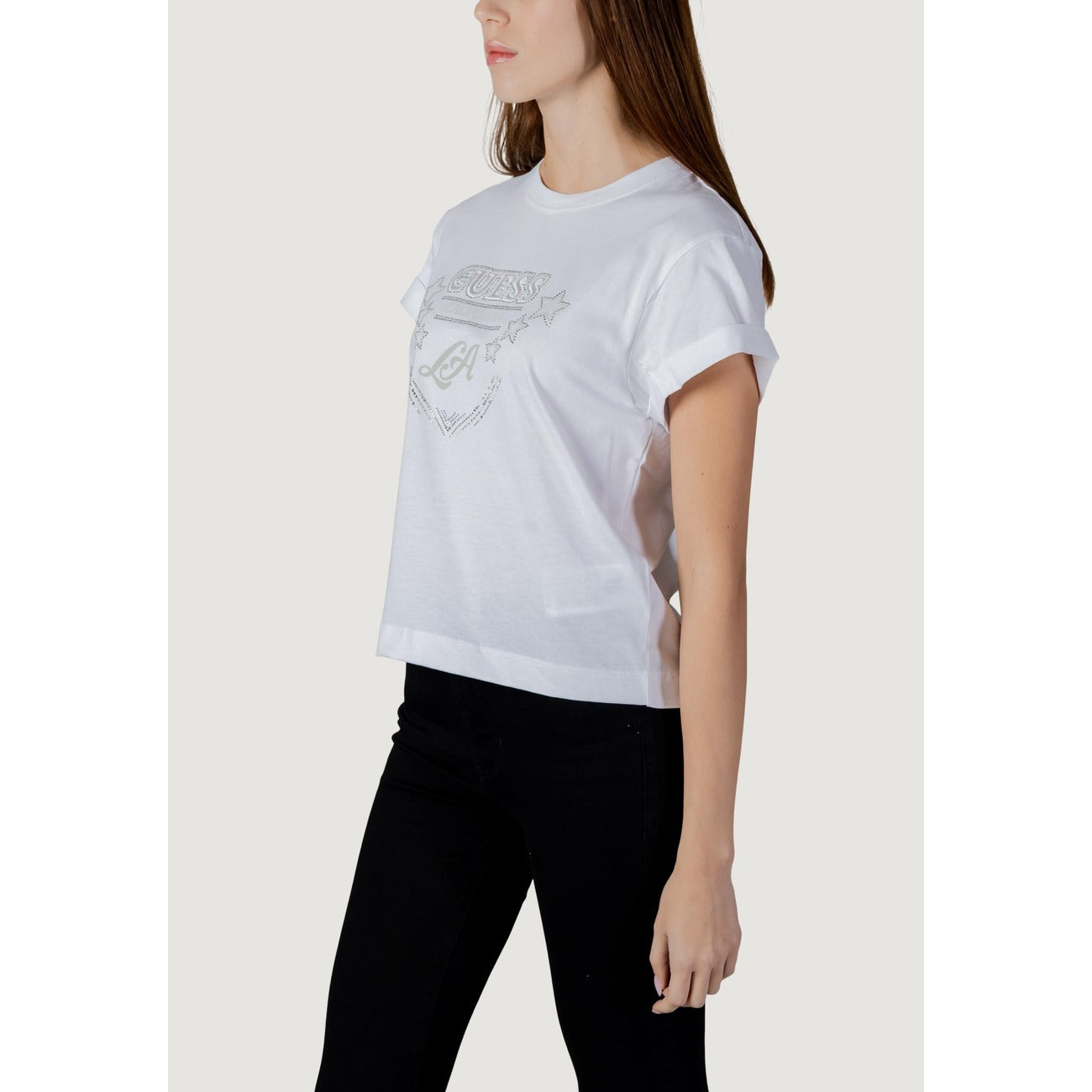 T-shirt Guess Bianca Stars & California; 100% Cotone. Stampa frontale con logo e stelle, maniche corte, vestibilità regular. Capo leggero e traspirante per la stagione Primavera/Estate. Vista laterale 