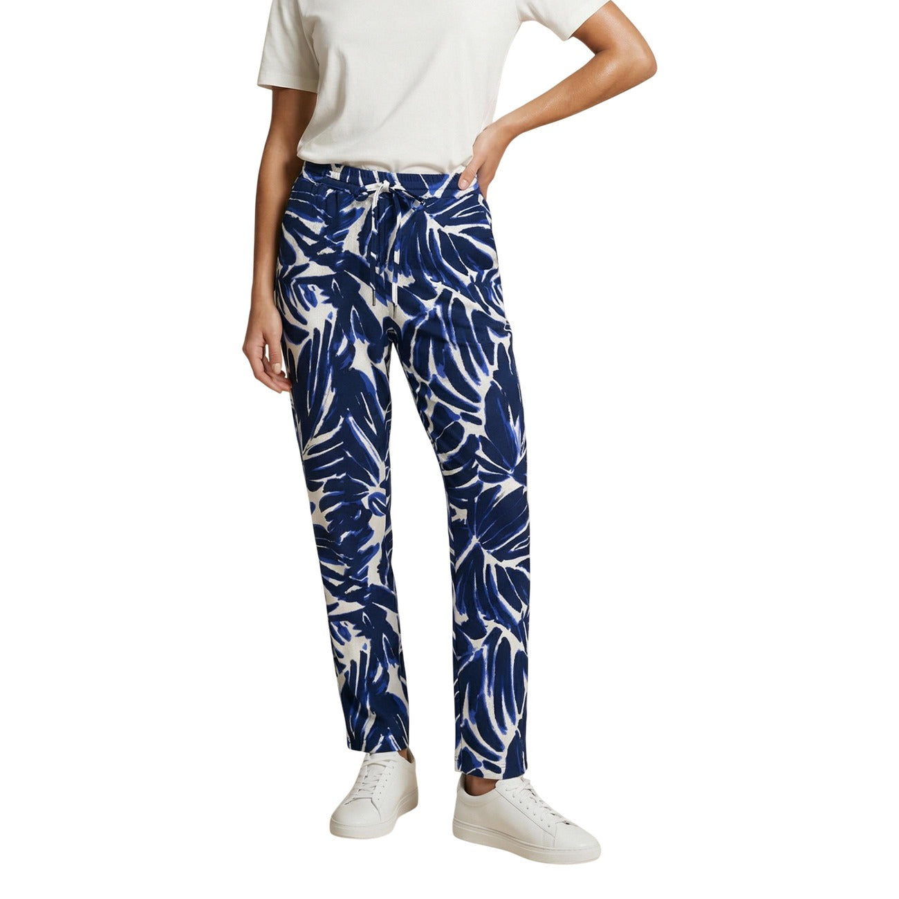 Pantaloni Only blu e bianco ; 100% Viscosa. Vita elastica con coulisse, tasche laterali, linea regular. Tessuto leggero effetto seta. Pantaloni donna casual-wild ideali per l'estate.