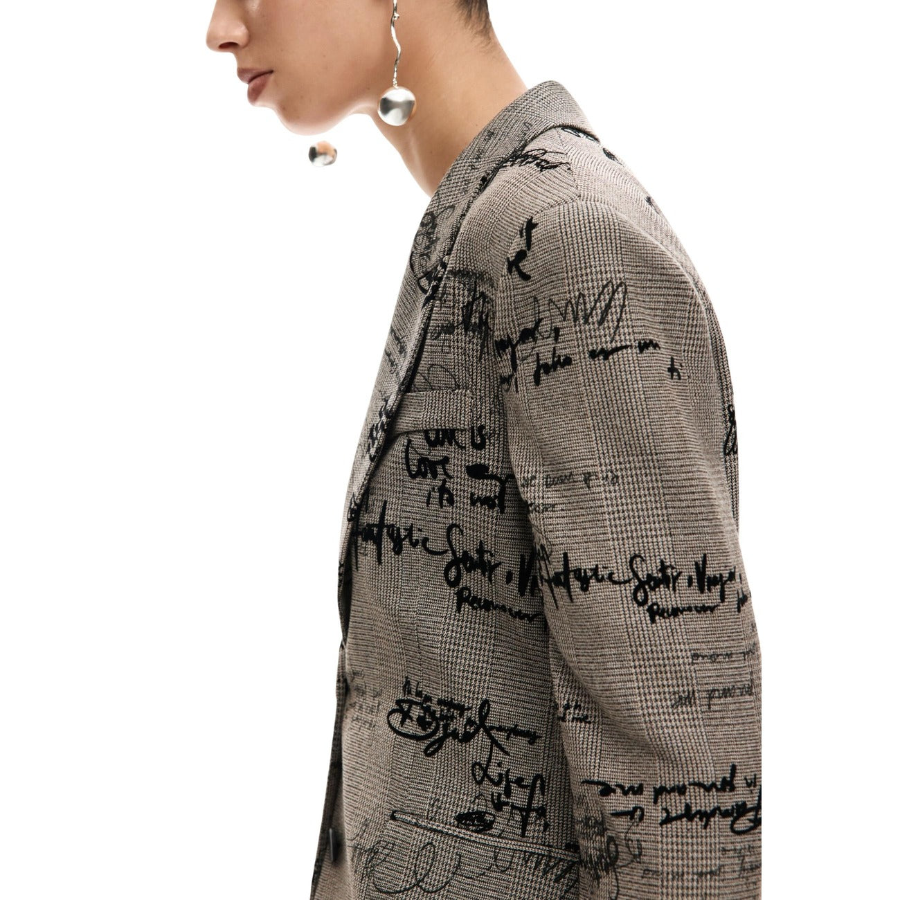 Giacca Desigual donna grigia fantasia stampa con bottoni scollo a V bavero tasche anteriori - vista laterale indossata da modello
