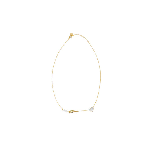 Collana Alviero Martini Prima Classe; Acciaio Dorato. Pendenti cuore con cristalli, perle e scritta Love. Dimensioni 30x1 cm, bicolore, anallergica e resistente. Accessorio chic per ogni occasione. Vista frontale 