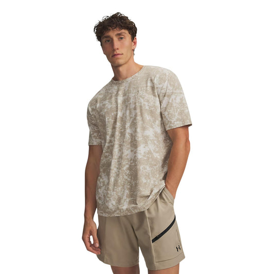 T-shirt Under Armour uomo beige modello 77-6013605. Maglietta tecnica a maniche corte girocollo beige con texture sfumata effetto marmo, tessuto leggero e traspirante in misto cotone per lo sport, l'allenamento e il tempo libero.