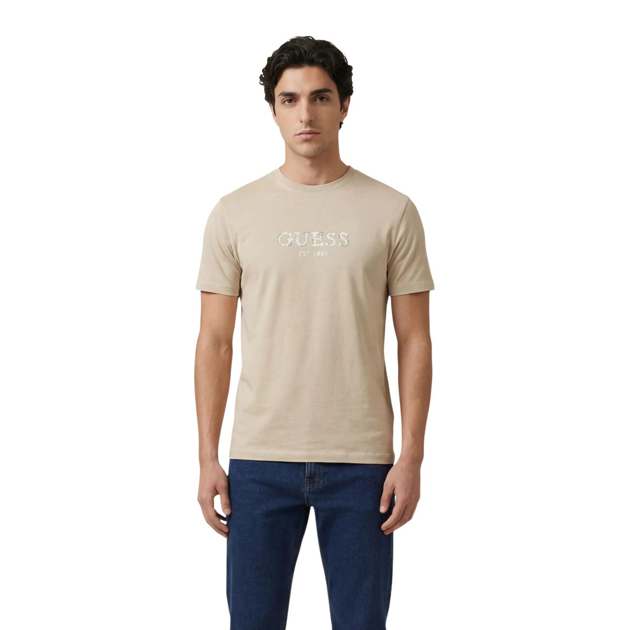 T-shirt beige Guess con logo a contrasto e cuciture distintive, maniche corte, composizione in cotone e elastam per una vestibilità flessibile. Vista frontale 