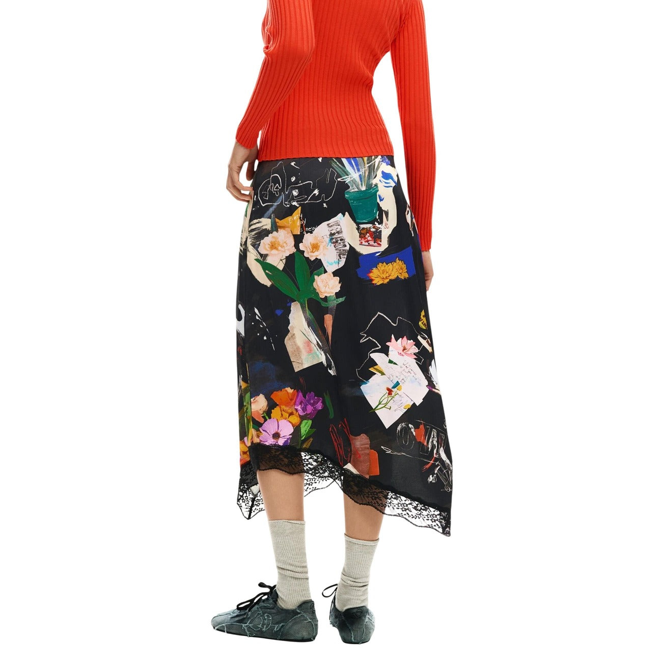 Gonna Midi Desigual Asimmetrica; 100% Viscosa EcoVero™. Stampa collage multicolor, dettagli in pizzo, tessuto satinato fluido. Chiusura con zip, collezione SS26. Vista posteriore 