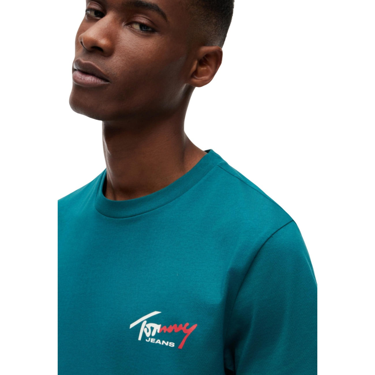 T-shirt Verde Tommy Jeans; 100% Cotone Rigenerato. Regular fit, girocollo, maniche corte. Logo ricamato, tessuto morbido e sostenibile. Stile casual iconico. Dettaglio logo 