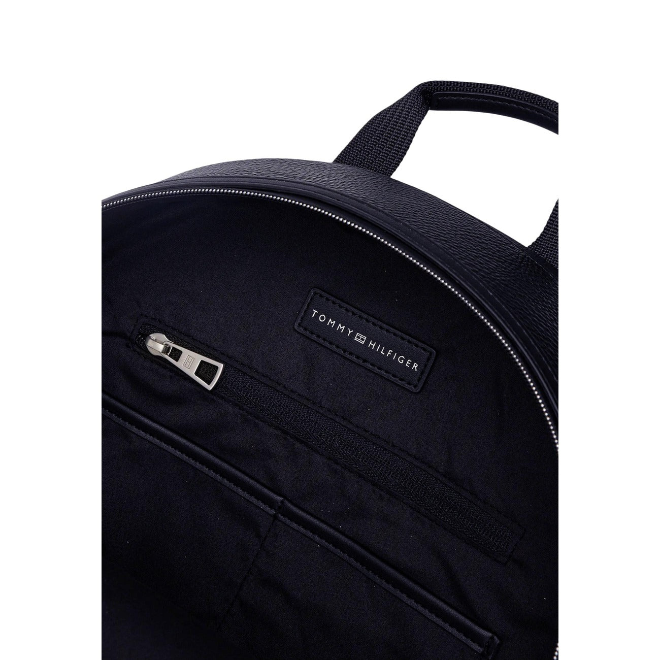Zaino uomo Tommy Hilfiger; 85% Poliuretano, 15% Poliestere Riciclato Blu scuro. Spallacci imbottiti, tasca esterna, logo frontale. Zaino elegante e funzionale per lavoro e tempo libero. Vista interna 
