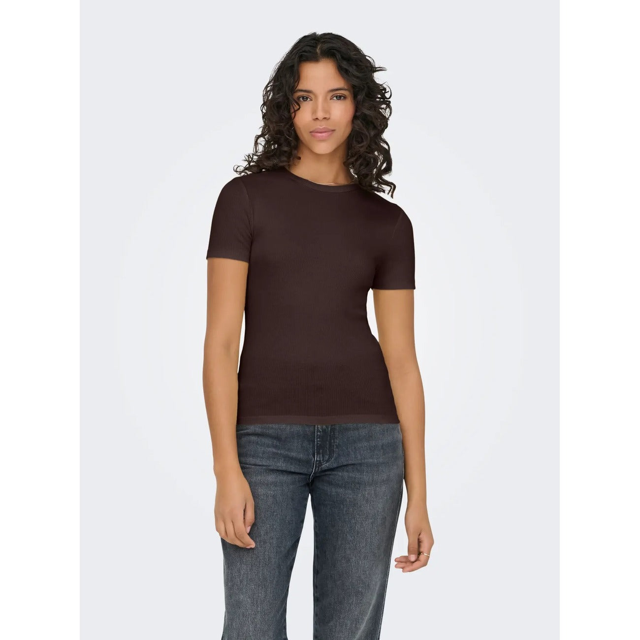 T-shirt Donna Only; Maglietta a maniche corte aderente tight fit in misto viscosa e poliestere stretch. Scollo paricollo tondo, stile casual-luxury essenziale per la primavera e l'estate. Coffee