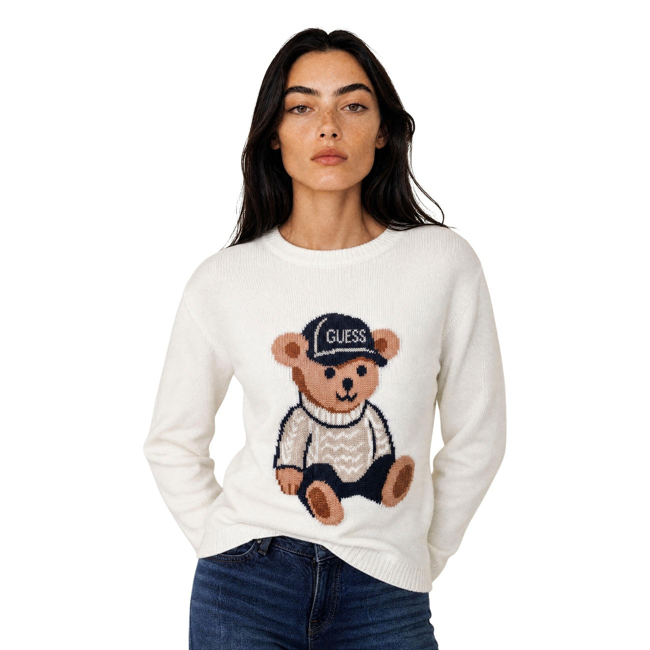 Maglia Guess donna bianca con orsetto Alicia Bear W6BR84 Z1927. Pullover girocollo a manica lunga in filato morbido con stampa intarsio orsetto e logo Guess, bordi e polsini lavorati a coste.