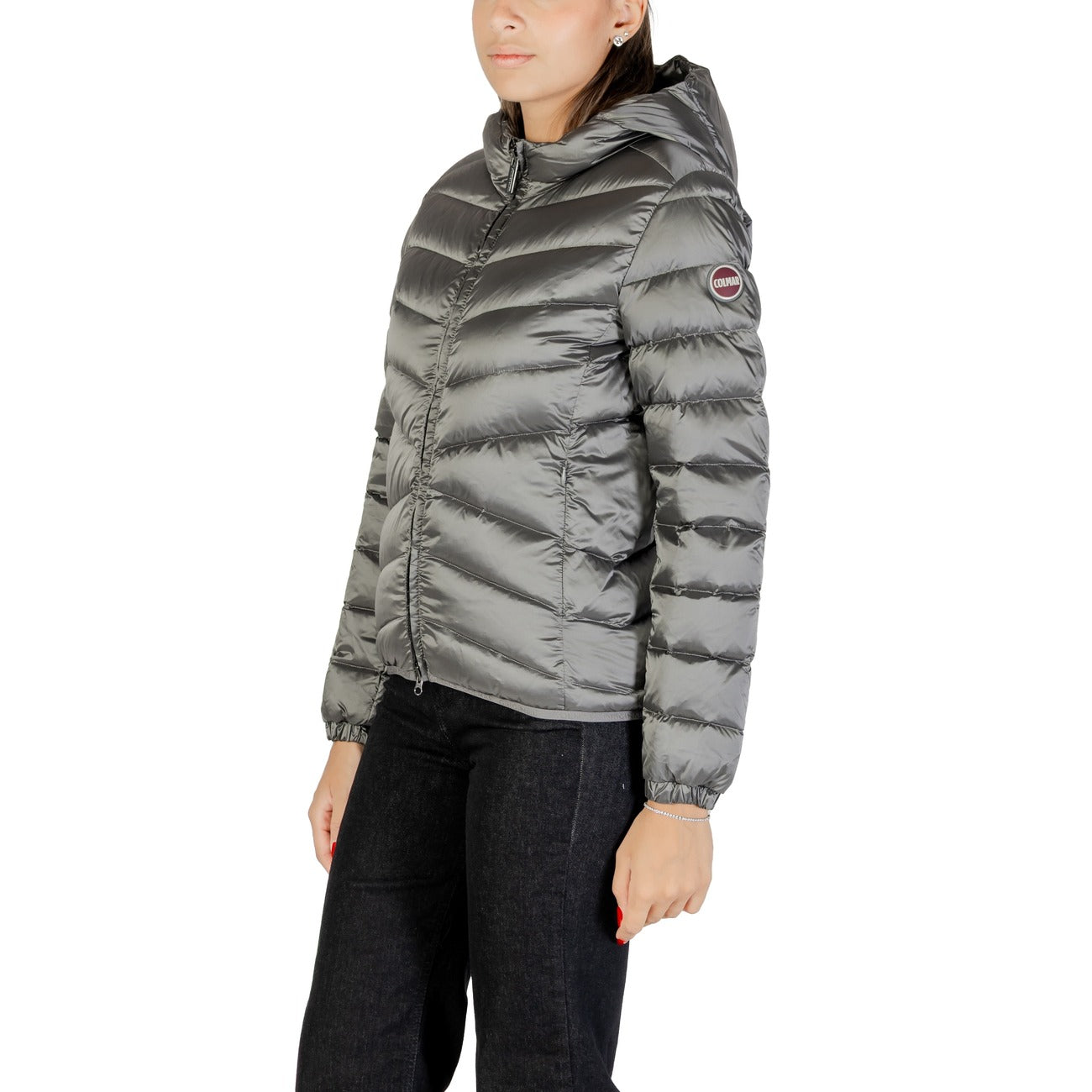 Piumino donna Colmar Originals grigio 22192YO 506. Giacca invernale calda da donna grigia con trapuntature oblique, cappuccio fisso, zip doppio cursore, tessuto riciclato idrorepellente e piuma RDS, giubbotto slim casual elegante.
