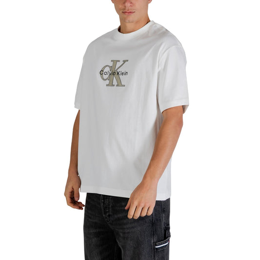 T-shirt Calvin Klein Jeans; 100% Cotone. Logo in rilievo sul petto, vestibilità regular, maniche corte. T-shirt uomo fresca e resistente, stagione PE26. Colore bianca vista frontale Laterale 