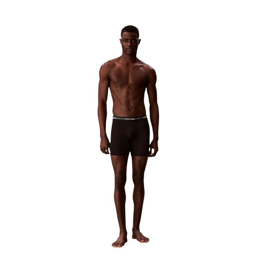 Boxer Lunghi Uomo Neri Calvin Klein 3-Pack; Confezione tripla di boxer brief long in poliestere riciclato e lycra. Vita regolare con fascia elastica logata, stile activewear e casual-luxury 4 stagioni. Vista frontale 
