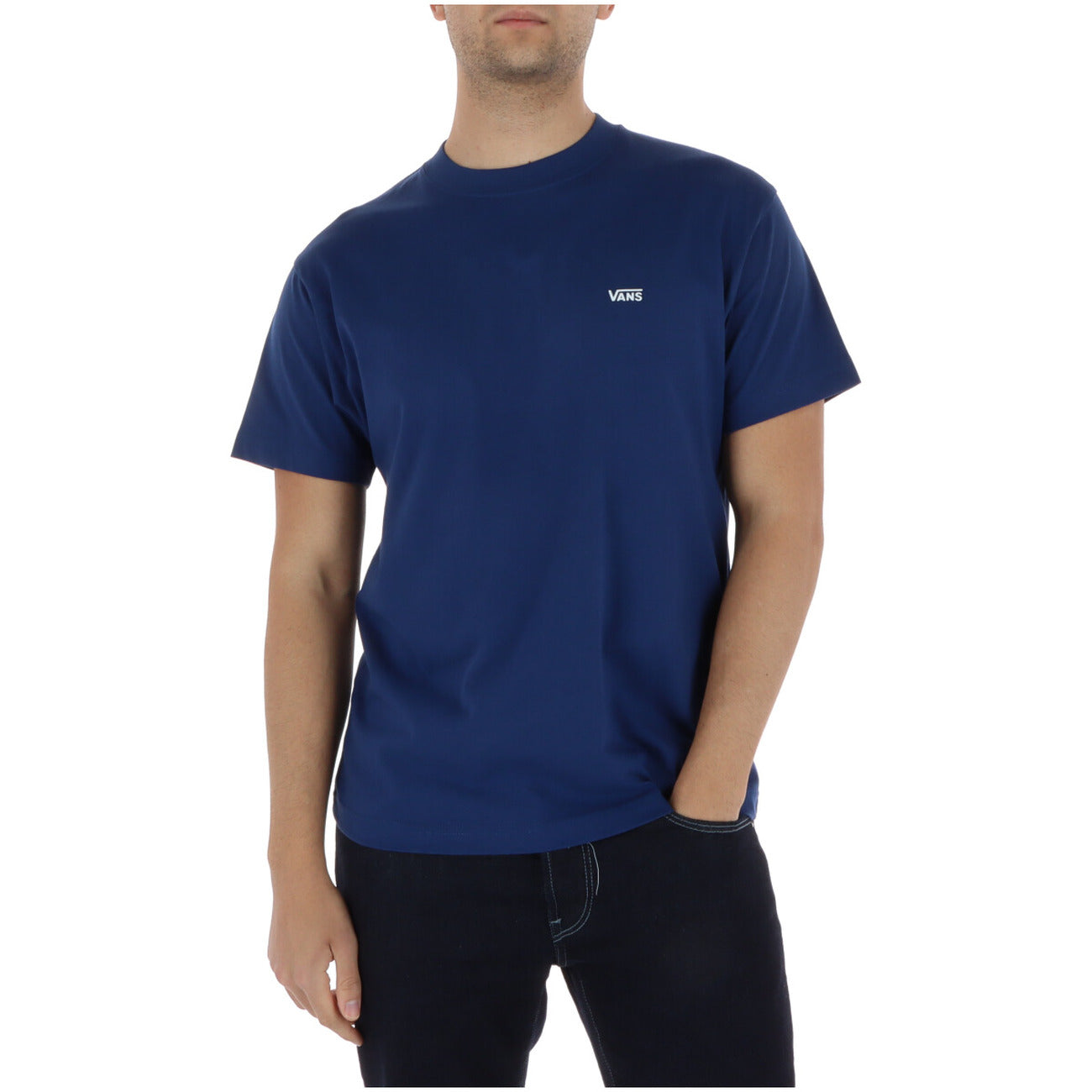 Vans T-shirt blu con logo sul cuore; 100% cotone, regular fit, tessuto elasticizzato. La t-shirt basic iconica per lo stile quotidiano. Vista frontale 