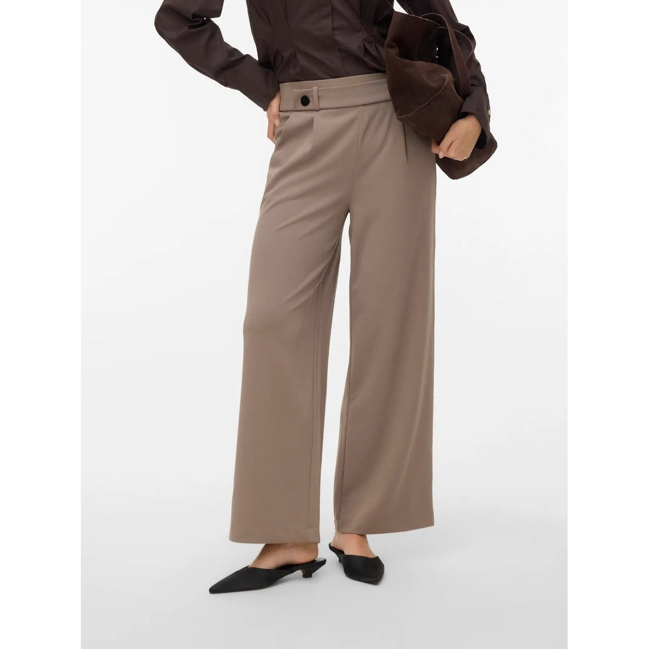 Pantaloni Donna Fantasia Beige Vero Moda Loose Fit; Taglio morbido e fluido in poliestere elasticizzato. Struttura senza chiusura con dettaglio bottone e tasche anteriori, stile casual primavera-estate.