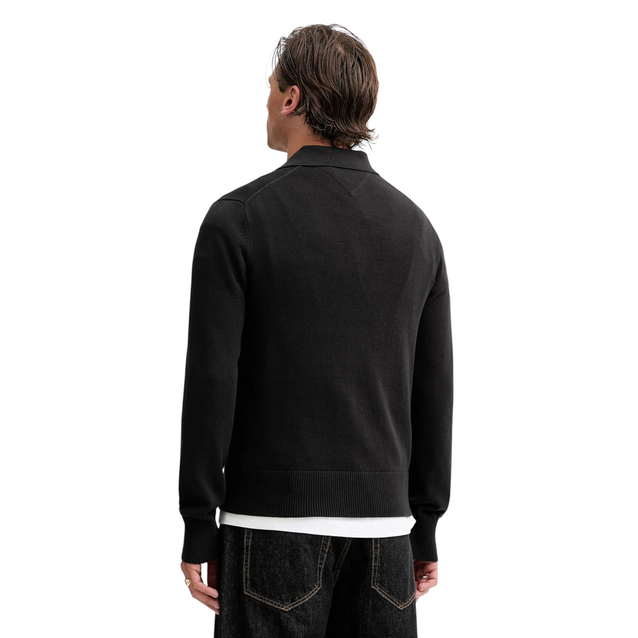Polo Maniche Lunghe Nera Uomo Tommy Hilfiger Jeans; 100% cotone rigenerato ecosostenibile. Taglio aderente slim fit, colletto a tre bottoni e polsini a costine. Piccolo logo iconico sul petto, stile casual mezza stagione. Vista posteriore 