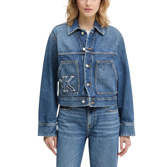 Giacca Cropped Calvin Klein; Blu Denim. 100% Cotone. Taglio corto, tasche frontali, bottoni in metallo, logo "CK" ricamato. Stile casual/urban per tutte le stagioni.Frontale 