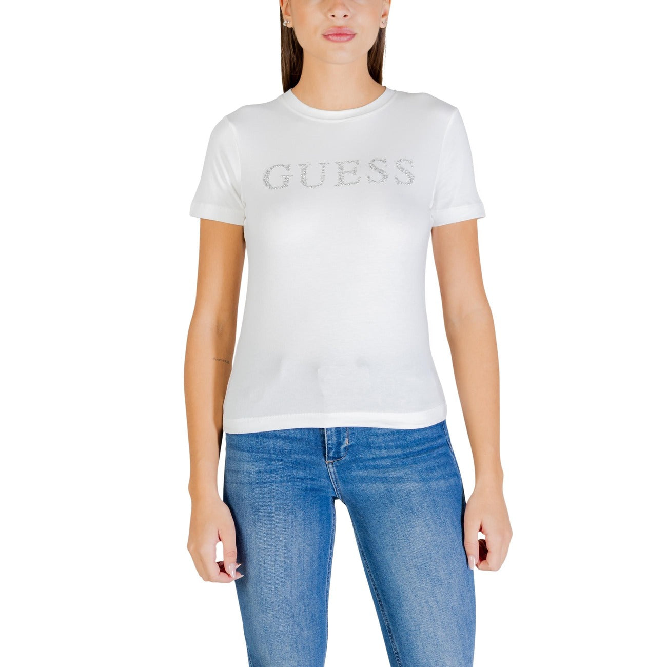 Guess Active Octavia Tee; 95% cotone, logo con dettagli luminosi, taglio regular. La t-shirt sportiva che unisce comfort e glamour. Colore bianco con strass argento. Vista frontale 