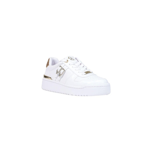 Scarpe Guess Maggnet bianche e oro donna FLFMAG ELE12. Sneakers basse platform bianche da donna con dettagli laminati metallici dorati, suola alta 4 cm e logo a rilievo sul retro, scarpe casual glamour 4 stagioni.