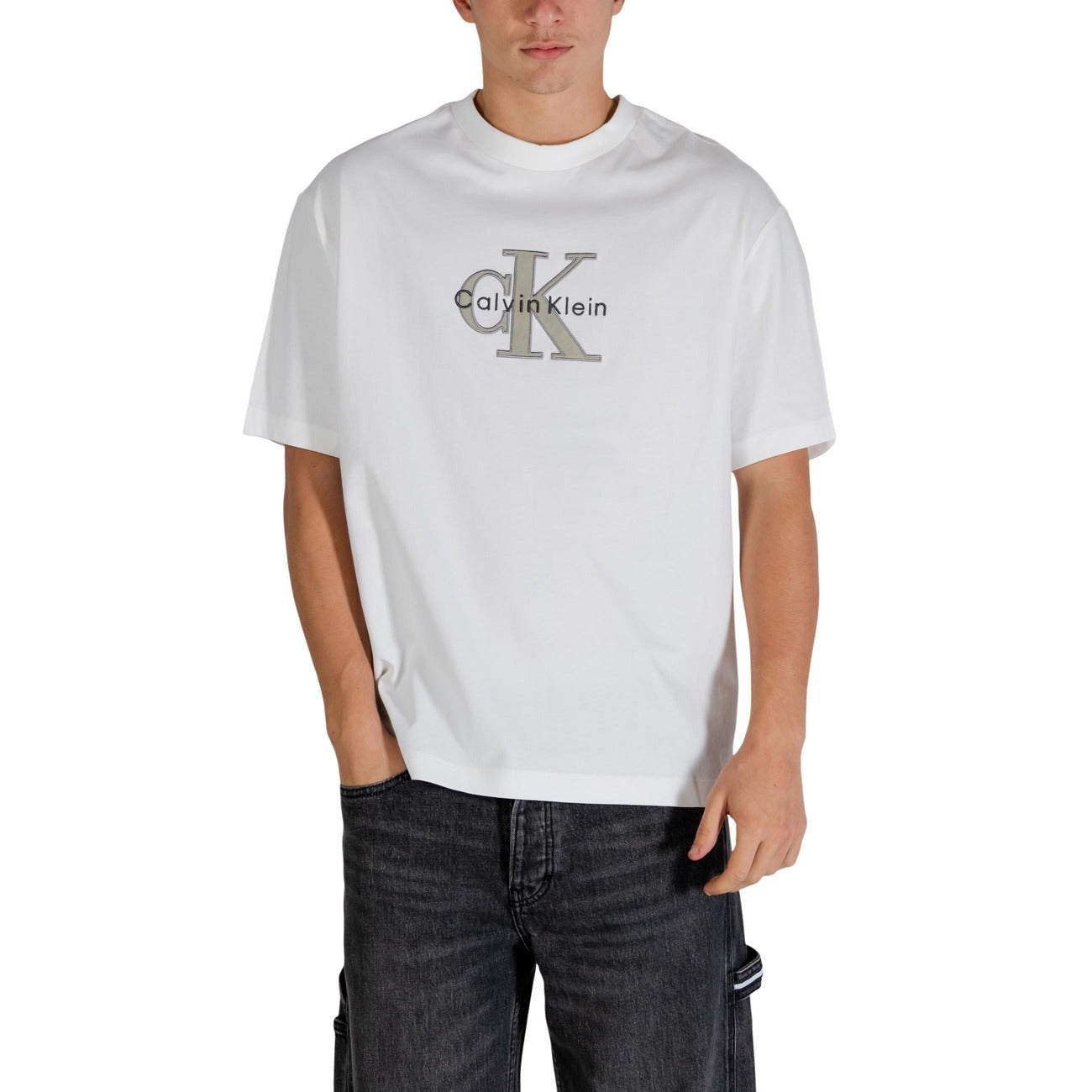 T-shirt Calvin Klein Jeans; 100% Cotone. Logo in rilievo sul petto, vestibilità regular, maniche corte. T-shirt uomo fresca e resistente, stagione PE26. Colore bianca vista frontale 