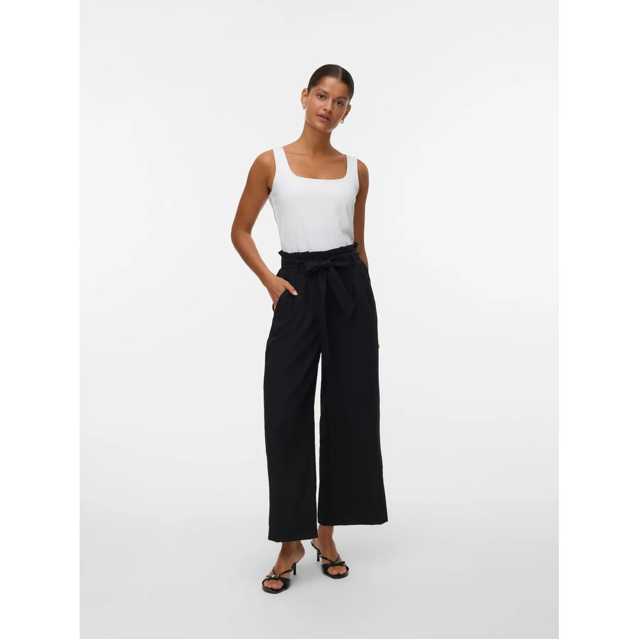 Pantaloni Donna Fantasia Nero Vero Moda Culotte; Taglio wide leg a gamba larga con lunghezza al polpaccio in misto viscosa fluida. Vita alta con cordino regolabile e tasche anteriori, stile casual primavera-estate. Vista Frontale intera 