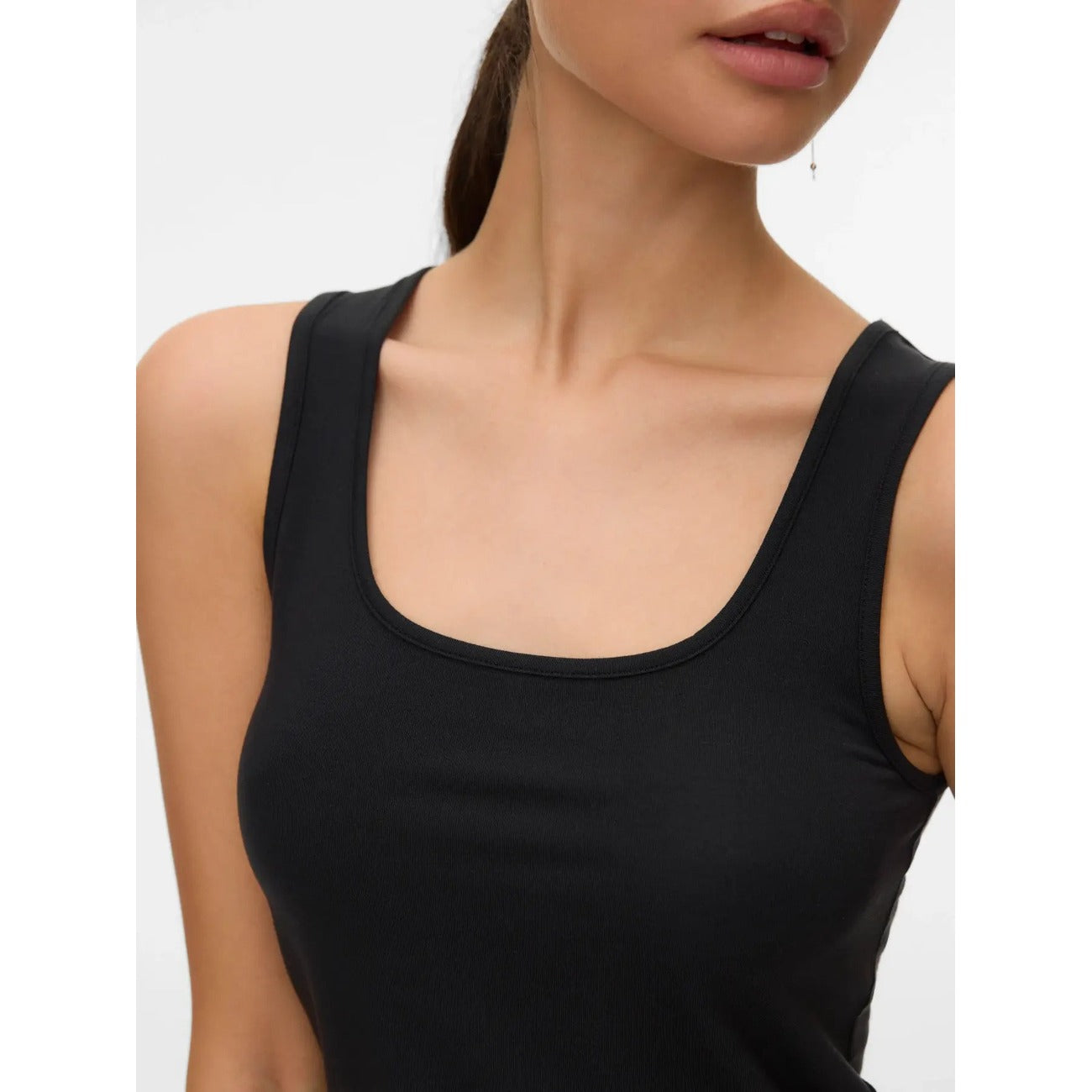 Canotta Donna Nera Vero Moda; T-shirt senza maniche in lyocell ed elastan. Scollo a U, vestibilità regolare, tessuto setoso ed ecologico per la primavera-estate. Dettaglio scollo 