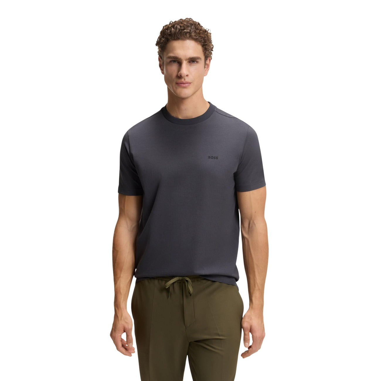 Boss Tee Uomo; cotone 95% e 5% elastan, logo ricamato, scollo tondo. Tessuto elasticizzato e traspirante, vestibilità perfetta, design senza tempo. Alta qualità Boss. Colore grigio vista frontale 