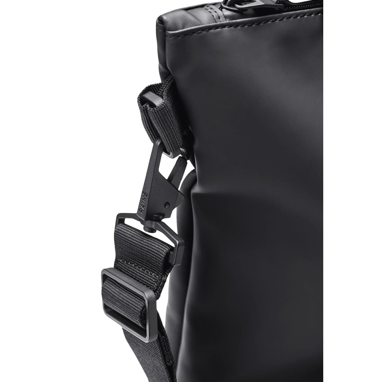Borsa Rains Tote Bag Mini nera lucida impermeabile 14160. Borsa da donna per shopping, lavoro e pendolari in tessuto PU idrorepellente nero lucido con cerniera, manici lunghi a spalla e tracolla rimovibile, capacità 18,5 litri.