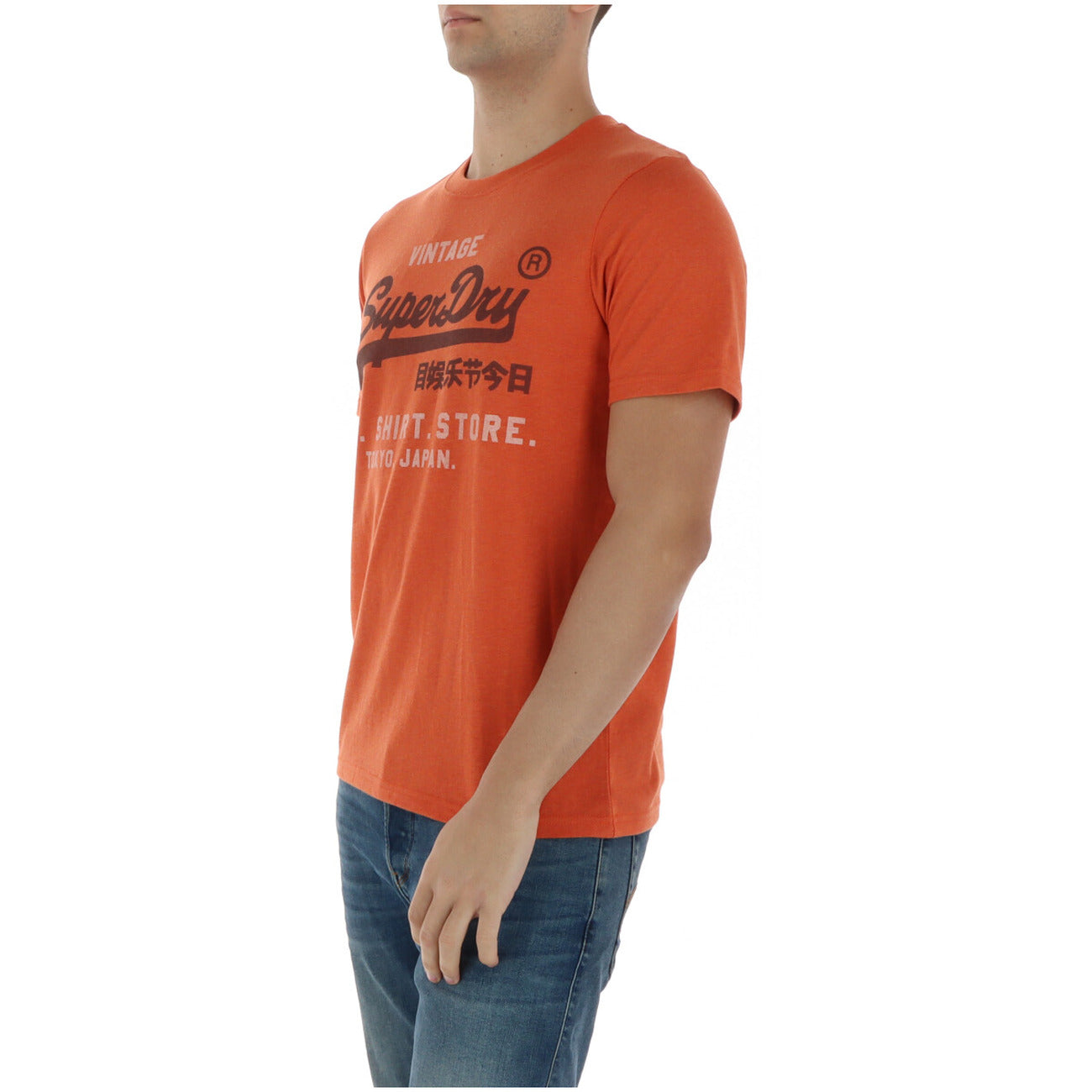 Superdry Vintage Logo Tee; stampa effetto craquelé, 100% cotone, vestibilità classica. La t-shirt arancione originale Superdry dal sapore vintage. Vista frontale laterale 