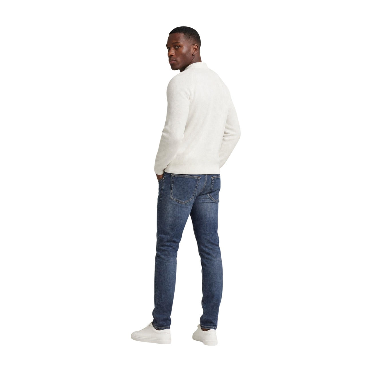 Jeans Slim Blu Uomo Tommy Hilfiger Scanton; Tessuto 99% cotone e 1% elastam. Modello 5 tasche, altezza vita regular con chiusura a cerniera lampo e bottone. Dettagli logo istituzionali, stile casual 4 stagioni. Posteriore intera 