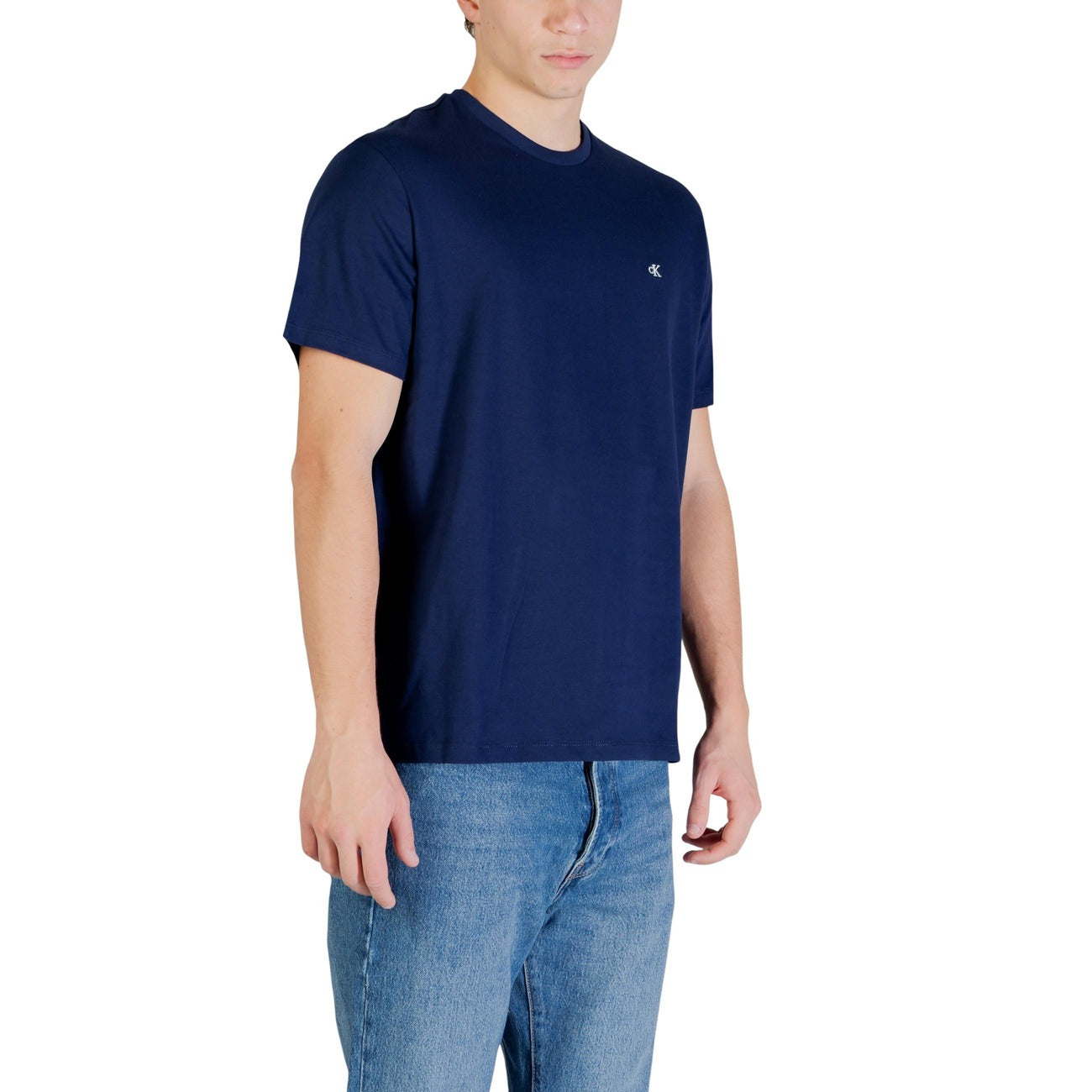 T-shirt CK Jeans Classic Monogram; Blu Navy. 100% Cotone. Regular fit, logo piccolo ricamato, scollo a girocollo. Comfort naturale, stile minimalista d'autore. Vista laterale 