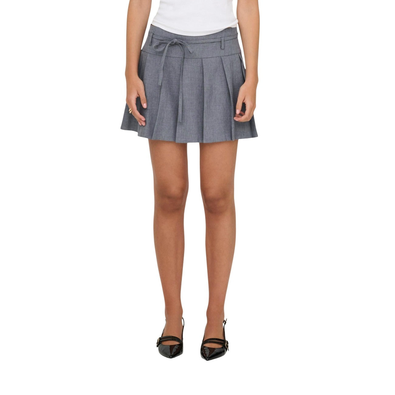 Minigonna grigio Only Onllinda con pieghe e cintura coordinata, realizzata in tessuto ecosostenibile elasticizzato, stile femminile e moderno. Vista frontale 