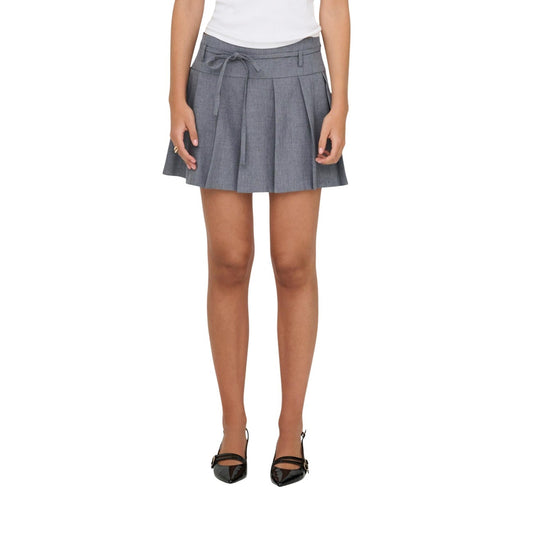 Minigonna grigio Only Onllinda con pieghe e cintura coordinata, realizzata in tessuto ecosostenibile elasticizzato, stile femminile e moderno. Vista frontale 