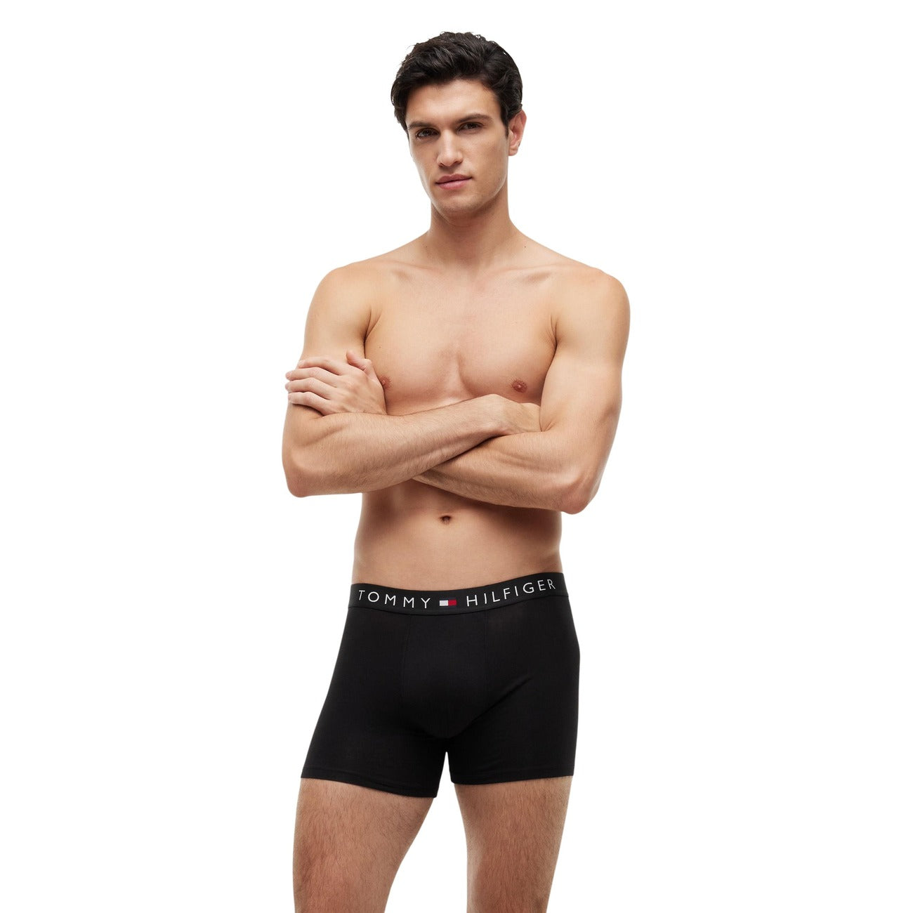 Pack 3 Boxer Brief Tommy Hilfiger; Nero. 95% Cotone Rigenerato, 5% Elastam. Fascia logata coordinata, vestibilità stretch aderente, tessuto traspirante. Intimo di alta qualità per ogni stagione. Vista frontale 
