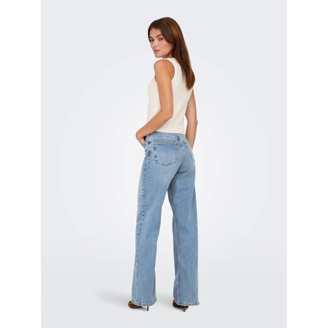 Jeans Donna Blu Chiaro Only; Modello wide fit a gamba larga e vita alta in cotone stretch sostenibile. Cinque tasche, lavaggio leggero slavato brillante stile casual. Posteriore intera 