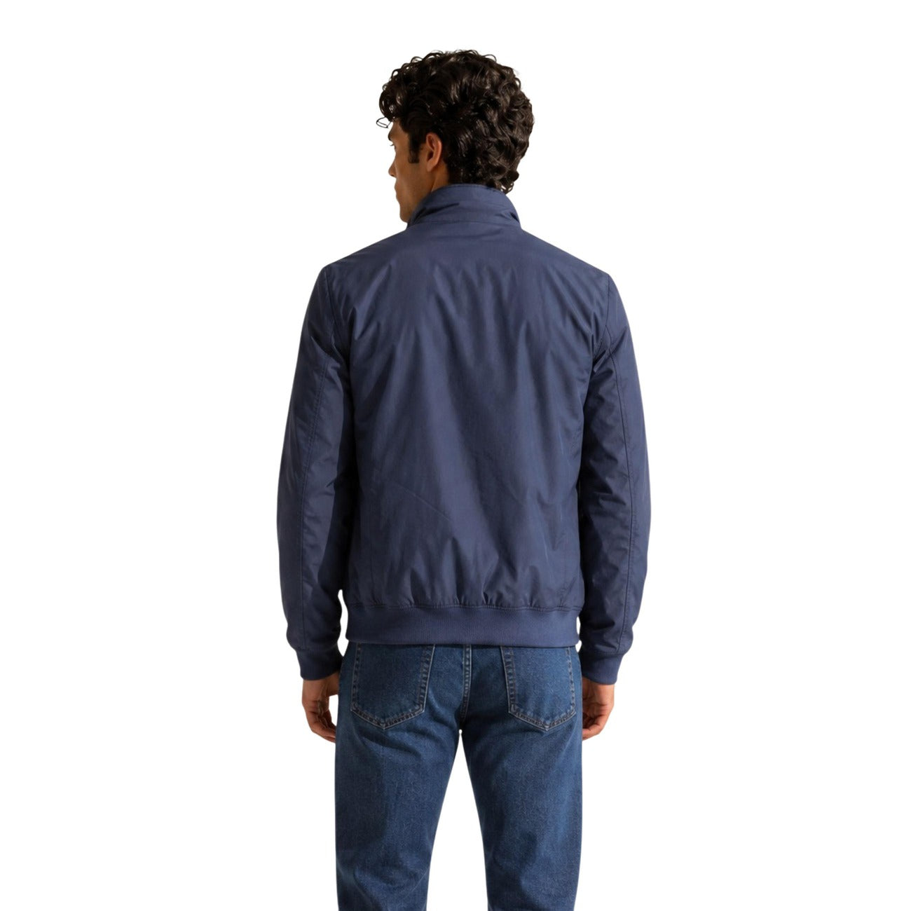 Giacca K-Way Arsene uomo blu K4157DW impermeabile. Giambotto corto urbano in misto cotone antipioggia con membrana isolante, resistenza acqua 8000 mm, zip con bottone a pressione e polsini a coste, abbigliamento autunno inverno.