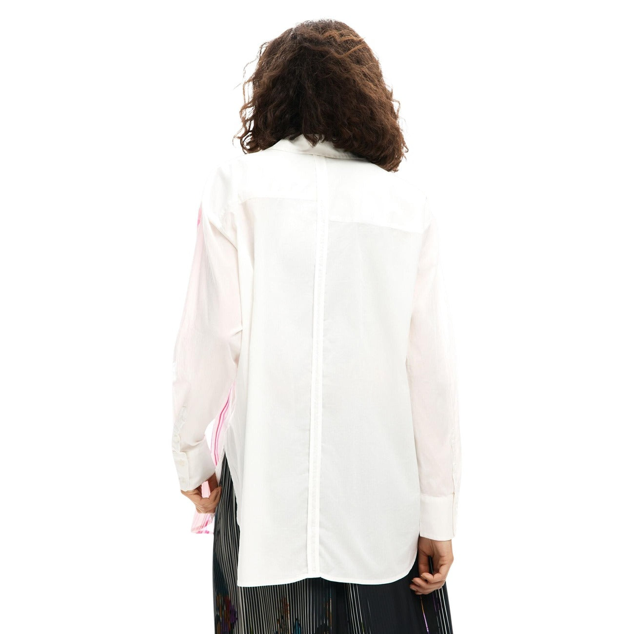 Camicia dal taglio oversize in tinta unita con grande fiore stampato, linee colorate che scendono lateralmente e bottoni stampati.
Vista posteriore retro 