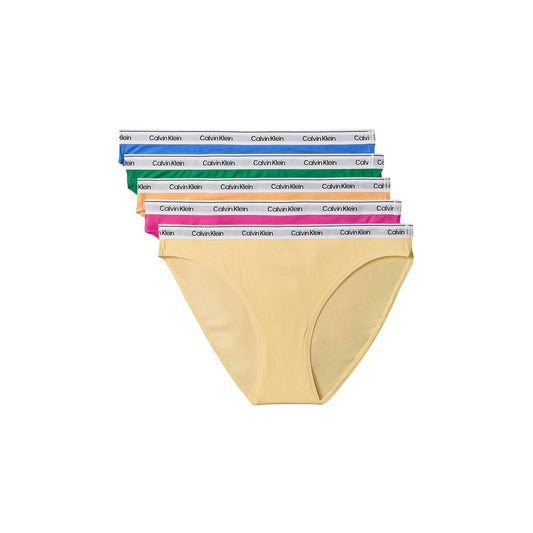 Multipack 5 Slip Bikini Donna Calvin Klein; Tessuto elasticizzato in cotone e lycra con stampe e fantasie assortite. Modello a vita regolare con iconica fascia elastica logata in vita, stile casual 4 stagioni. Vista confezione 